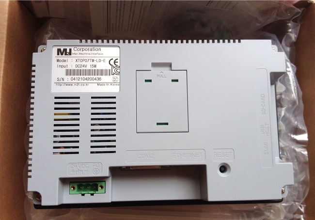 nhân viên catec đang sửa màn hình m2i xtop