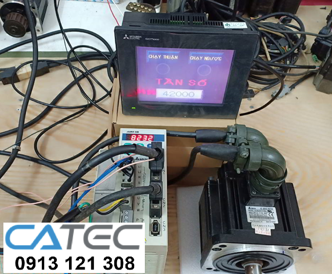 nhân viên catec đang tiến hành sửa chữa servo delta
