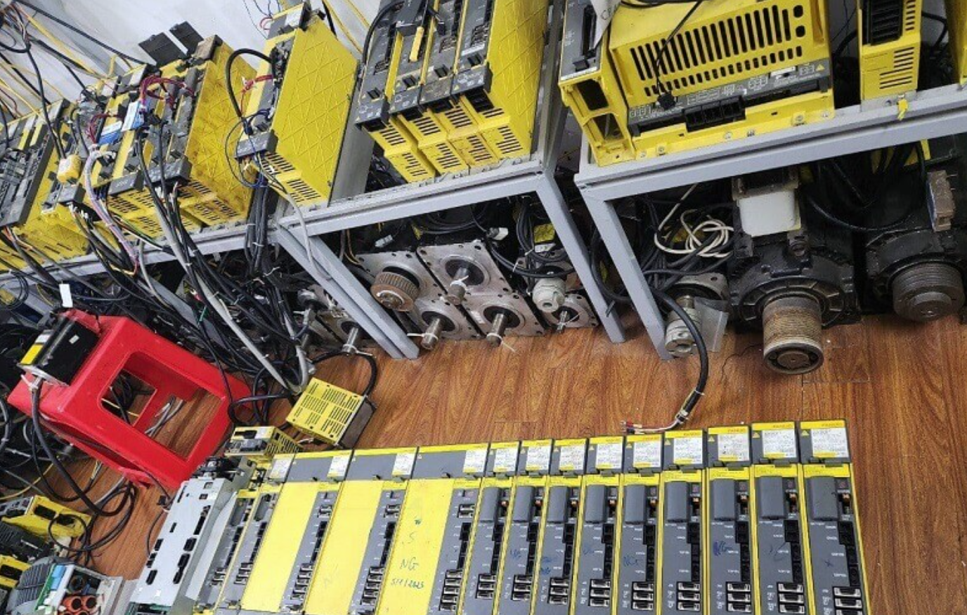 nhân viên catec đang tiến hành sửa servo fanuc