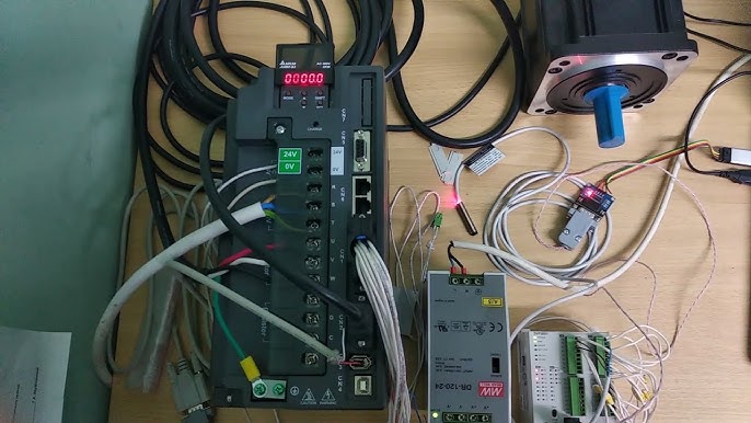 nhân viên catec đang tiến hành sửa chữa servo delta